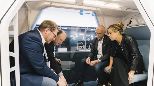 Stefan Witte (v.l.), Thomas Schulte und Thorsten F&ouml;rsterling von der TH OWL pr&auml;sentieren Wirtschaftsministerin Mona Neubaur das Monocab. - &copy; Michael Adamski