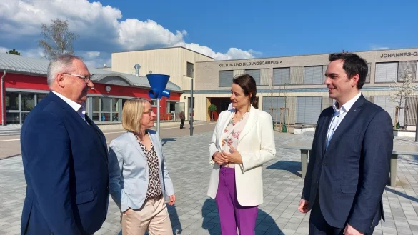 Kurt Kalkreuter (von links), stellvertretender Landrat, Schulleiterin Brigitta Wulf, Regierungspr&auml;sidentin Anna Katharina B&ouml;lling und B&uuml;rgermeister Torben Blome besichtigen den modernen Kultur- und Bildungscampus. - &copy; Michaela Wei&szlig;e