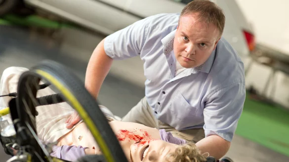 Schulleiter Eugen Latka zeigt, wie realistisch die extrem teuren &Uuml;bungspuppen bluten und st&ouml;hnen. - &copy; Oliver Krato