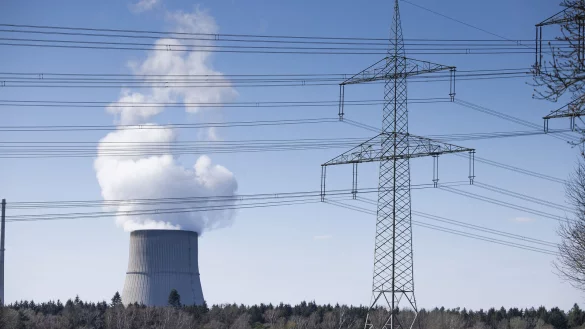 Das Atomkraftwerk Emsland in Lingen wird am 15. April 2023 als eines der letzten drei noch laufenden Atomkraftwerke in Deutschland abgeschaltet. Doch auch der R&uuml;ckbau birgt Risiken. - &copy; epd-bild / Detlef Heese