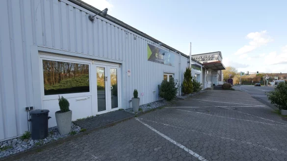 Das Logo h&auml;ngt schon nicht mehr &uuml;ber dem Eingang. Die M&ouml;blierung muss noch abgeholt werden. Die Motorradrocker des "Brothers Guard MC" und ihr Vermieter haben den Mietvertrag f&uuml;r die Heiligenkirchener Gewerbeparzelle aufgel&ouml;st. - &copy; Jost Wolf