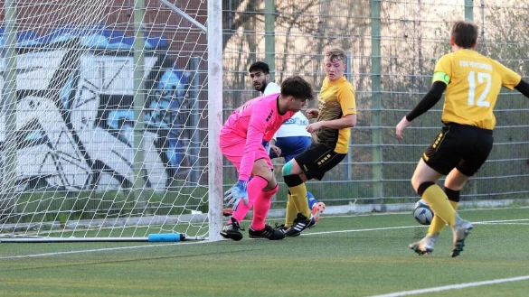 Das geht noch mal gut: Die Abwehr der FSV Pivitsheide hat keine M&uuml;he, den Ball zu sichern. - &copy; Oliver K&ouml;nig