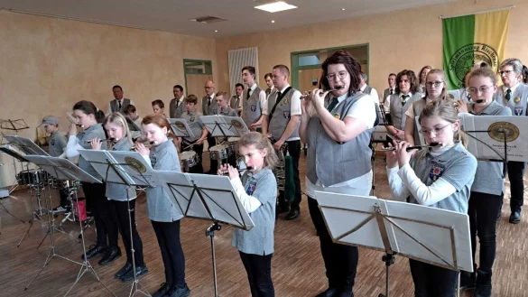 Der Nachwuchs des Spielmannszuges Rischenau begeisterte die G&auml;ste im Dorfgemeinschaftshaus. - &copy; Spielmannszug Rischenau