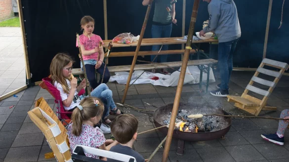 Die Pfadfinder beim Stockbrotbacken. - &copy; Torben Sprenger
