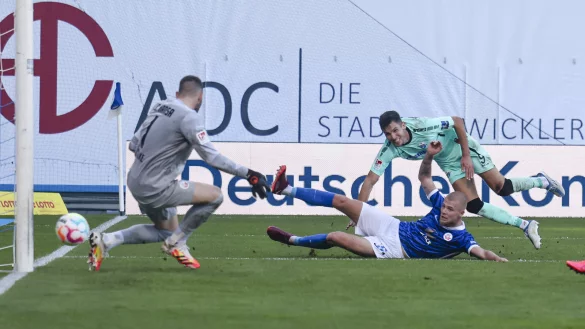 Beim Hinspiel in Rostock hatte SCP-St&uuml;rmer Marvin Pieringer (r.) in dieser Szene den 3:0-Endstand erzielt. Im R&uuml;ckspiel am Samstag muss der 23-J&auml;hrige passen, doch sein Comeback r&uuml;ckt n&auml;her. - &copy; picture alliance/dpa