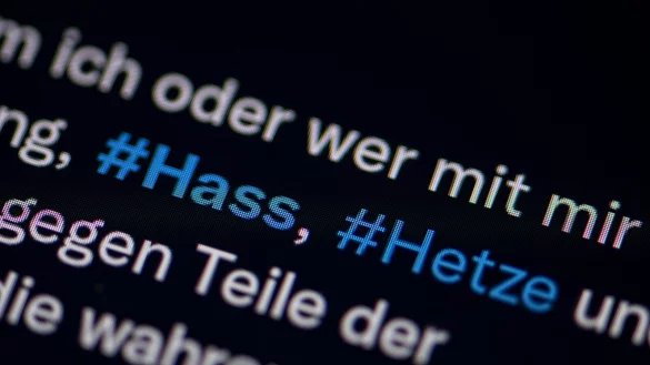 Die gro&szlig;en Anbieter von sozialen Netzwerken blockieren bislang die Umsetzung des Gesetzes gegen digitale Gewalt. - &copy; dpa