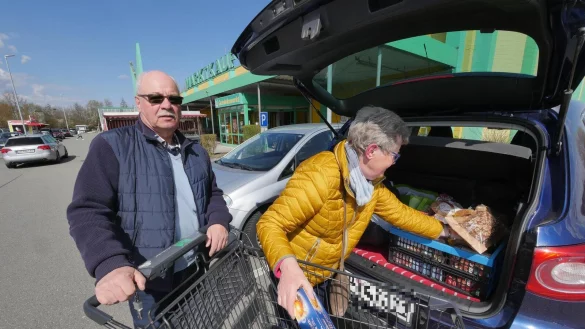 Annegret und J&uuml;rgen Christiansen finden, dass es schon genug Kaufland-Superm&auml;rkte in Lippe gibt. Sie &auml;rgert, dass immer wieder neue Superm&auml;rkte, wie beim Fachmarktzentrum in der Kampstra&szlig;e, gebaut werden und dann daf&uuml;r die bisherigen Standorte erstmal leer stehen. - &copy; Jost Wolf