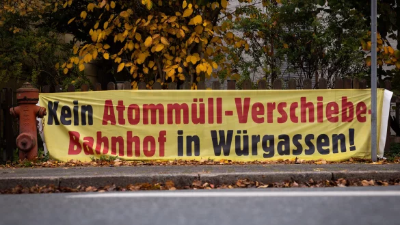 Protest: In W&uuml;rgassen im Kreis H&ouml;xter soll ab 2027 Atomm&uuml;ll gesammelt, passgenau in Chargen sortiert und mit G&uuml;terz&uuml;gen und Lastwagen zum Schacht Konrad bei Salzgitter transportiert werden. - &copy; picture alliance/dpa