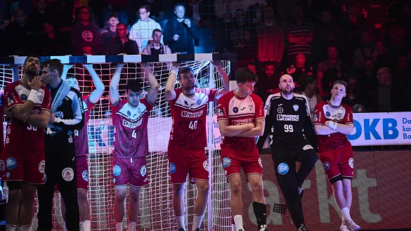 Bei der Siegerehrung nach dem Spiel um Platz drei m&uuml;ssen die Spieler des TBV Lemgo Lippe zuschauen. - &copy; Matthias Wieking