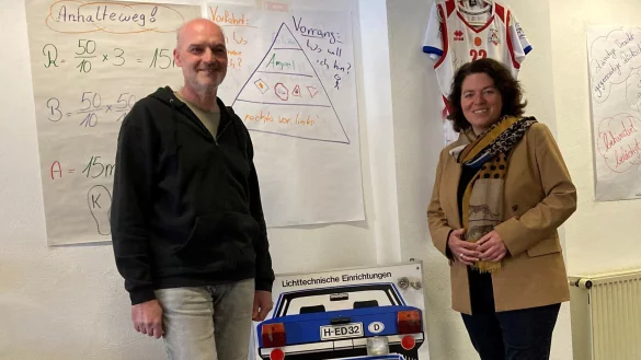 Die lippische CDU-Bundestagsabgeordnete Kerstin Vieregge hat sich mit Fahrschul-Chef Sven Bothe zur Fahreignungspr&uuml;fung f&uuml;r &auml;ltere Menschen ausgetauscht. - &copy; Kerstin Vieregge