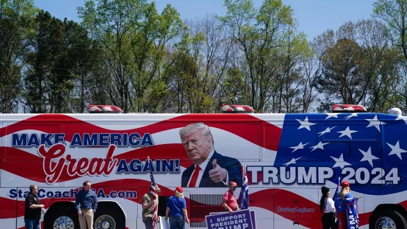 Die j&uuml;ngsten Umfragen bilden f&uuml;r den am Dienstag vor einer historischen strafrechtlichen Anklage in New York stehenden Florida-Immigranten einen massiven Popularit&auml;tsschub ab. - &copy; AFP
