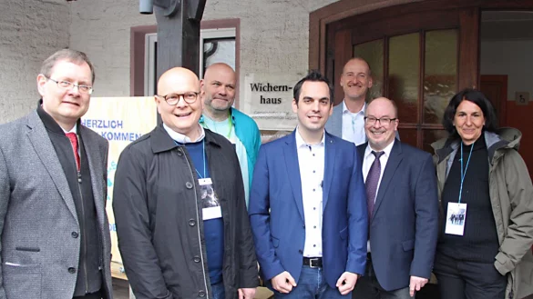 Synodalassessor Gunnar Wirth, Anton Schuff (Einrichtungsleitung SOS-Kinderdorf Lippe), Holger Busch (Projektkoordinator SOS-Kinderdorf Lippe), B&uuml;rgermeister Torben Blome, Holger Nickel (Bereichsleitung SOS-Kinderdorf Lippe), Pfarrer Holger Nolte-Guenther und Ulrike Glathe (Jugendamtsleiterin Kreis Lippe) - &copy; Burkhard Battran