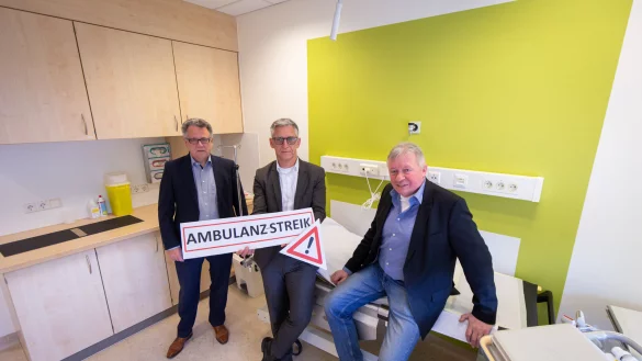 Josef D&uuml;llings (v.l.), Siegfried R&ouml;rig und Achim Sch&auml;fer stehen und sitzen in einem Behandlungszimmer der Ambulanz, die w&auml;hrend des Streiks geschlossen bleiben wird. - &copy; Niklas T&uuml;ns