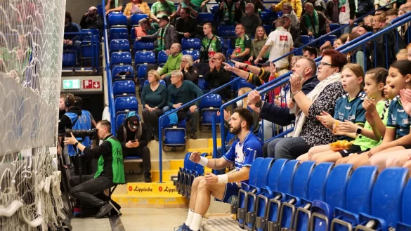 Das Hinspiel erlebte Tim Suton nicht nur auf dem Spielfeld, sondern nach seiner roten Karte auch aus der ungewohnten Hintertorperspektive. Foto: J&ouml;rg Hagemann - &copy; J&ouml;rg Hagemann