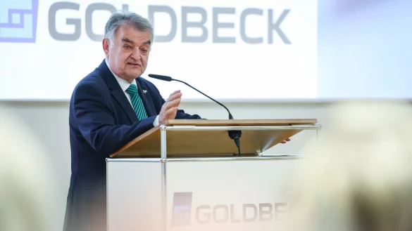 NRW-Innenminister Herbert Reul (CDU) warnt vor den Gefahren durch Cyber-Kriminelle. Immerhin haben die Corona-Pandemie und der Ukraine-Krieg das Problem größer gemacht - © Sarah Jonek