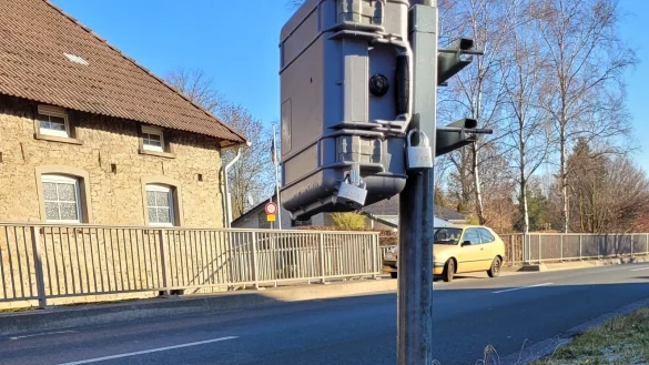 Diese Topo-Box hatte die Stadt Lage aufgeh&auml;ngt, sie wollte wissen, wie flott und h&auml;ufig die Verkehrsteilnehmer auf der Hiddentruper Stra&szlig;e unterwegs sind. Das Ergebnis erg&auml;nzt die Messungen auf der Friedrich-Bayer-Stra&szlig;e, weil beide miteinander verbunden sind. - &copy; Archivfoto: Astrid Sewing