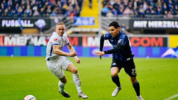 Raphael Obermair (r.) setzt sich im Spiel gegen Rostock gegen den Ex-Paderborner Kai Pr&ouml;ger durch. Beim 3:0 gegen Hansa zeigte der SCP-Akteur eine seiner besten Saisonleistungen. - &copy; Besim Mazhiqi