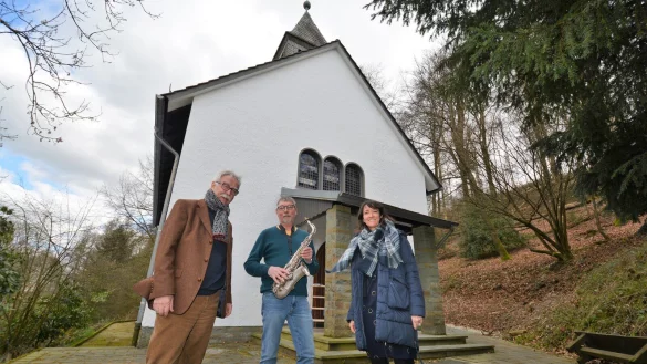 Johannes Stefan M&uuml;ller, Vorsitzender des Tr&auml;gervereins St. Hedwigshaus, Saxophonist Tiko H&ouml;lz und Nike Alkema, Leiterin der Akademie am T&ouml;nsberg (von links) vor der Hedwigskapelle. Die Renovierungsarbeiten dort sind fast abgeschlossen. Foto: Karin Prignitz - &copy; Karin Prignitz