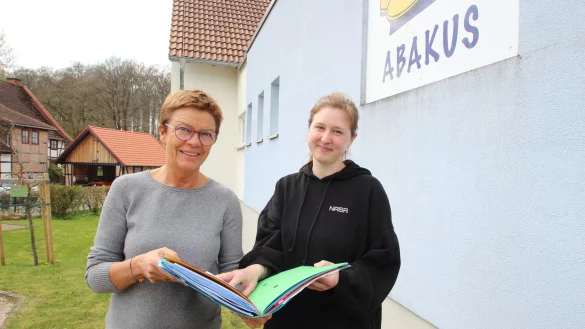 Abakus-Leiterin Bärbel Happ (links) und Daniela Haase wollen das Familienzentrum zur "Infozentrale" rund um die Familie ausbauen. - © Jens Rademacher