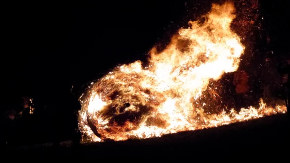 Die brennenden Riesen donnern zu Tal. - &copy; Rudi Rudolph