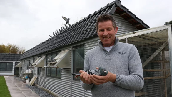 Manfred Steinmair mit einer seiner Brieftauben vor seinem Taubenschlag im eigenen Garten. - &copy; Alexandra Schaller