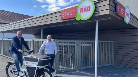 Stadtwerke-Gesch&auml;ftsf&uuml;hrer Volker Stammer testet das neue Lastenrad an der Verleihstation in der Uferstra&szlig;e. Mobilit&auml;tsexperte Stephan Schr&ouml;der ist dabei. - &copy; Stadtwerke Bad Salzuflen