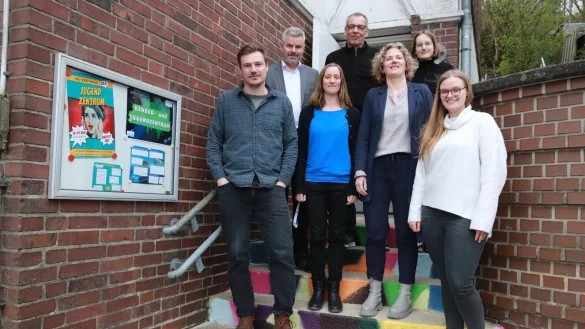 Mit den farbigen Treppenstufen ist das &bdquo;Das Oe&ldquo; als Jugendtreff zu erkennen. Die Beteiligten sind Tom Linde (v. l.), B&uuml;rgermeister Dirk Becker, Simone Klar, Dirk Frommann, Fachbereichsleiterin Saskia Frei-Klages, Lina Kindsgrab (OerliJugend) und Kristin van Hekeren. Foto: Knut Dinter - &copy; Knut Dinter