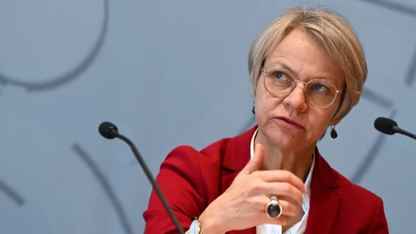 "Medienkompetenz ist mehr als nur ein Schulfach", sagt Bildungsministerin Dorothee Feller (CDU). - © picture alliance/dpa | Federico Gambarini