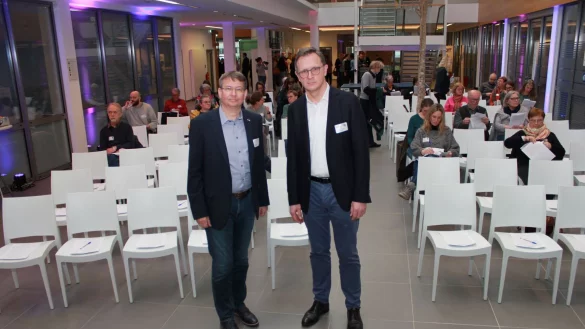 Der Chefarzt der Klinik für Neurologie und Neurogeriatrie am Klinikum Lippe, Professor Dr. med. Christoph Redecker, und Professor Dr.-Ing. Volker Lohweg, Leiter des Instituts für industrielle Informationstechnik (inIT), freuen sich über das Parkinson-Netz OWL. - © TH OWL