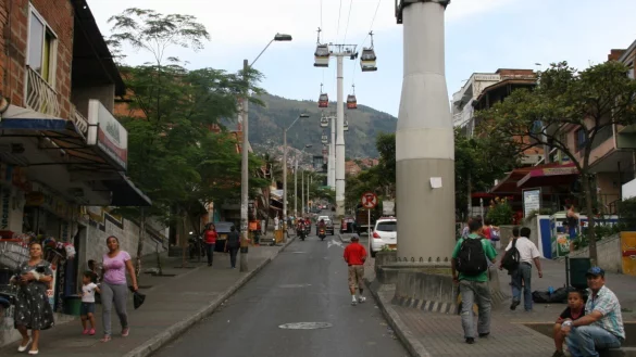 Das Metrocable von Medell&iacute;n ist ein Transportsystem mit drei Seilbahnlinien. Es bringt die Einwohner aus dem Tal beispielsweise in das hochgelegene Stadtviertel Santo Domingo. - &copy; Martin Hoelscher
