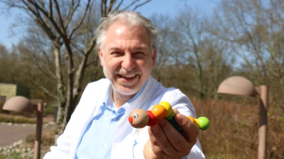 Dr. J&uuml;rgen Philipp zeigt seinen "Strudelwurm" - er erinnert ihn auf seinem Schreibtisch an das, was er selbst w&auml;hrend des GUSI-Programms erlernt hat. - &copy; Alexandra Schaller