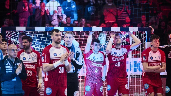 Emil Buhl Laerke (von rechts), Thore Oetjen, Samuel Zehnder, Finn Zecher, Gedeon Guardiola, Tim Suton, Mannschaftsarzt Volker Broy und Thomas Houtepen sind bei der Siegerehrung zum Zuschauen verdammt.