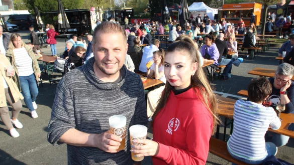 Cheatday-Veranstalter Marc Fox und seine Mitarbeiterin Charline Nicklisch freuen sich &uuml;ber viele G&auml;ste beim Streetfood-Festival auf der Bleiche schon kurz nach der Er&ouml;ffnung. - &copy; Jens Rademacher