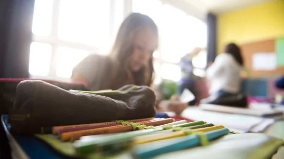 Es g&auml;be zwar auch immer noch einige sehr gute Sch&uuml;ler, aber das Mittelfeld sei weggebrochen, berichten Schulleiter der Bielefelder Gymnasien. Es sei im Unterricht erkennbar, welche Kinder unbegrenzt am Handy oder Tablet h&auml;ngen. - &copy; Daniel Naupold