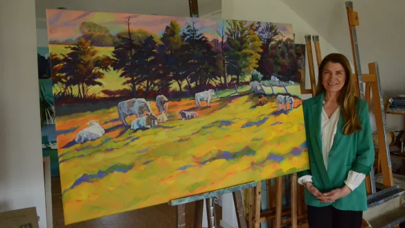 Die K&uuml;nstlerin Vera Kunas in ihrem Atelier in Lage-Heiden. Ihre Werke leben von einer einnehmenden Intensit&auml;t der Farben und von einem neuen, individuellen Blick auf scheinbar Allt&auml;gliches. - &copy; Fotorechte: K&uuml;nstlervereinigung Das Fachwerk