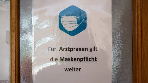 Die letzten Maskenpflichten im Kampf gegen Corona laufen am Freitag auch in Gesundheitseinrichtungen aus. - &copy; dpa