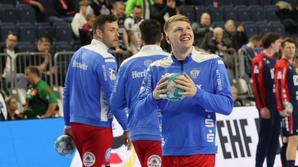 Lukas Hutecek blickt in die Richtung des TBV-Blocks in der K&ouml;ln-Arena. - &copy; paul cohen