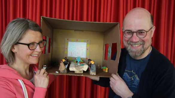 Ulrike Bell (St. Nicolai) und Matthias Altevogt (St. Marien) zeigen eine Bastelarbeit, die im Rahmen des Konfirmandenunterrichts für Drittklässler entstanden ist. - © Katrin Kantelberg