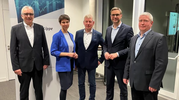 Im Dialog: Gemeindek&auml;mmerer Hubertus Fricke, IHK-Hauptgesch&auml;ftsf&uuml;hrer Stefan Sievers, B&uuml;rgermeister Frank Meier, IHK-Referentin Jenny Krumov sowie IHK-Pr&auml;sident Volker Steinbach (von rechts). - &copy; Industrie- und Handelskammer Lippe zu Detmold