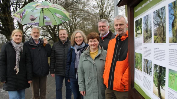Bei der Einweihung der Tafel: Corinna Will (Gemeinde Kalletal, von links), J&uuml;rgen Georgi (Vorsitzender Ausschuss f&uuml;r Klimaschutz, Umwelt, Energie, Mobilit&auml;t und Nachhaltigkeit), B&uuml;rgermeister Mario Hecker, Ute Seidemann (Gemeinde Kalletal), Anette Stocksmeier, Jan Wisomiersky (Lippe Tourismus & Marketing GmbH) und Dr. Rudolf Diekmeier. - &copy; Nico D&uuml;llmann