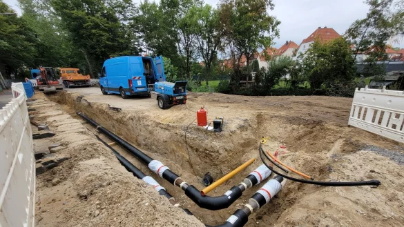 In der B&uuml;lt sind die ersten Rohre f&uuml;r die Fernw&auml;rme verlegt worden. Die Stadtwerke Lage wollen angesichts der Energiekrise Alternativen f&uuml;r die Gasversorgung anbieten. Ganz weg davon kommt man aber noch nicht. Eine Leitung wurde ebenfalls mit verlegt. - &copy; Archivfoto: Astrid Sewing