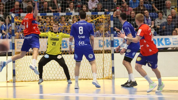 Lemgos Keeper Finn Zecher macht sich gro&szlig;. - &copy; paul cohen
