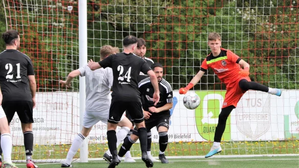 Blombergs Keeper Ruslan Smishko schafft es in dieser Situation, einen Gegentreffer zu verhindern. Sp&auml;ter muss er sechsmal hinter sich greifen. - &copy; Oliver K&ouml;nig