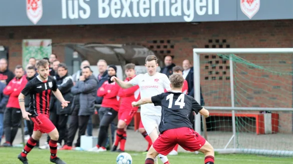 Eine packende Partie lieferten sich der TuS Bexterhagen und die SG H&ouml;rstmar/Leese auf dem Rasenplatz am Alten Postweg. - &copy; Oliver K&ouml;nig
