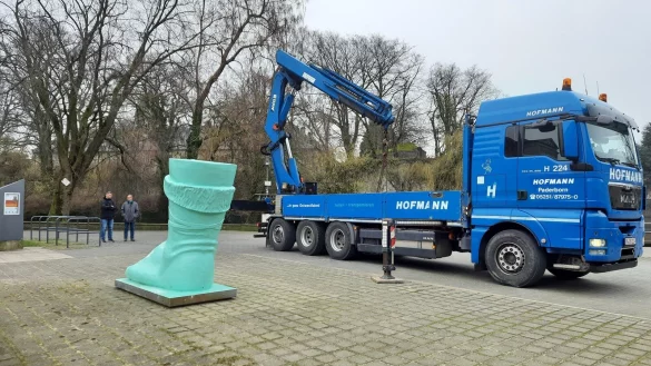 Ein Tieflader platziert Hermanns linken Fu&szlig; vor dem Landesmuseum. - &copy; Mario Rakusa/Landesmuseum