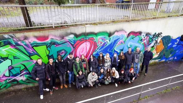 Freuen sich &uuml;ber das gelungene Projekt: Die Sekundarsch&uuml;ler mit Lehrern, dem Plantag-Ausbildungsleiter, J&ouml;rg Pohlmann, und dem Vertreter des zdi-Zentrum Lippe.Mint, Thomas Mahlmann. - &copy; MEGLINDESIGN