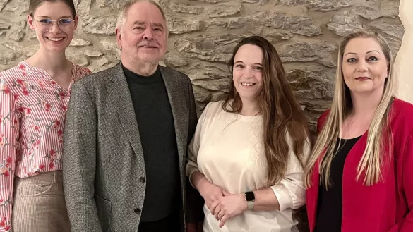 Jahreshauptversammlung der SPD Schangen: Hannah Penke (Stellvertretende Vorsitzende), Heinz Kriete (scheidender langj&auml;hriger Vorsitzender), Gast Katrin Freiberger und die neue Ortsvereinsvorsitzende Sandra Warachewicz (von links). - &copy; SPD Schlangen