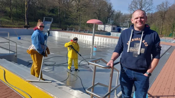 Jörg Mengedoht, Fachangestellter für Bäderbetrieb, sowie seine Kolleginnen Vanessa Hagelstein (links) und Franziska Blau bereiten das Blomberger Freibad für die Saison vor. Dazu gehört auch das Schrubben der Becken. - © Michaela Weiße