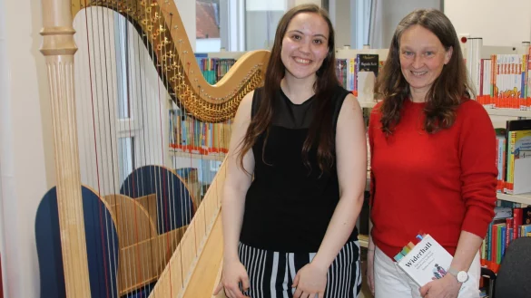 Die Harfenistin Siobh&aacute;n Mathiak (links) und die Autorin Sophia Wesner unterhielten das Publikum aufs Beste. - &copy; Michael Biermann