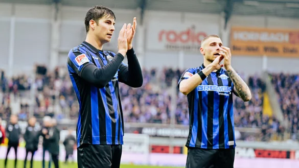 Die beiden SCP-Torsch&uuml;tzen Maximilian Rohr (l.) und Felix Platte zollen ihren Fans nach dem Heimsieg gegen Rostock Beifall. - &copy; Besim Mazhiqi